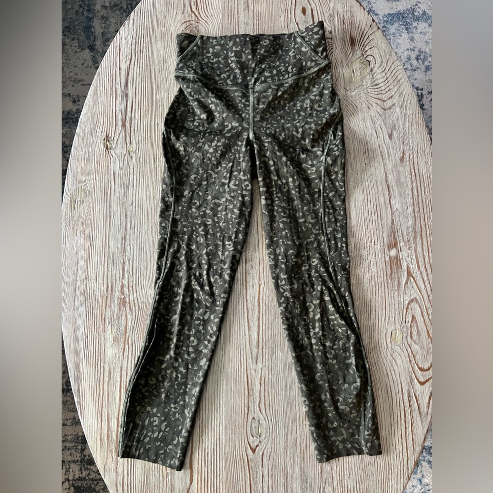 Lululemon Base pace crop 23” size 4. Intertwined camo medium olive multi